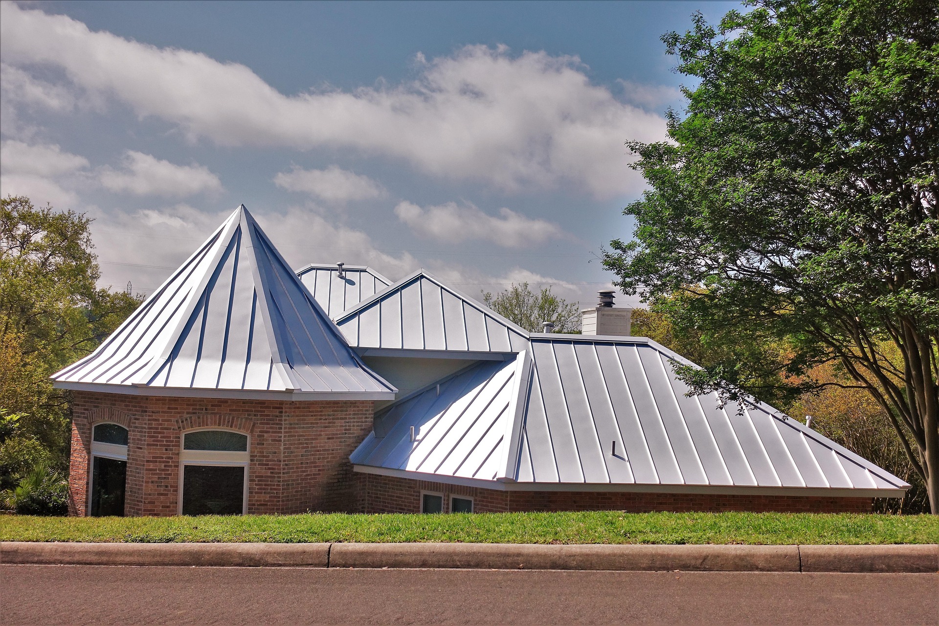 Durable metal roofing installed by Zenic Industries—built to protect against Utah's toughest weather.