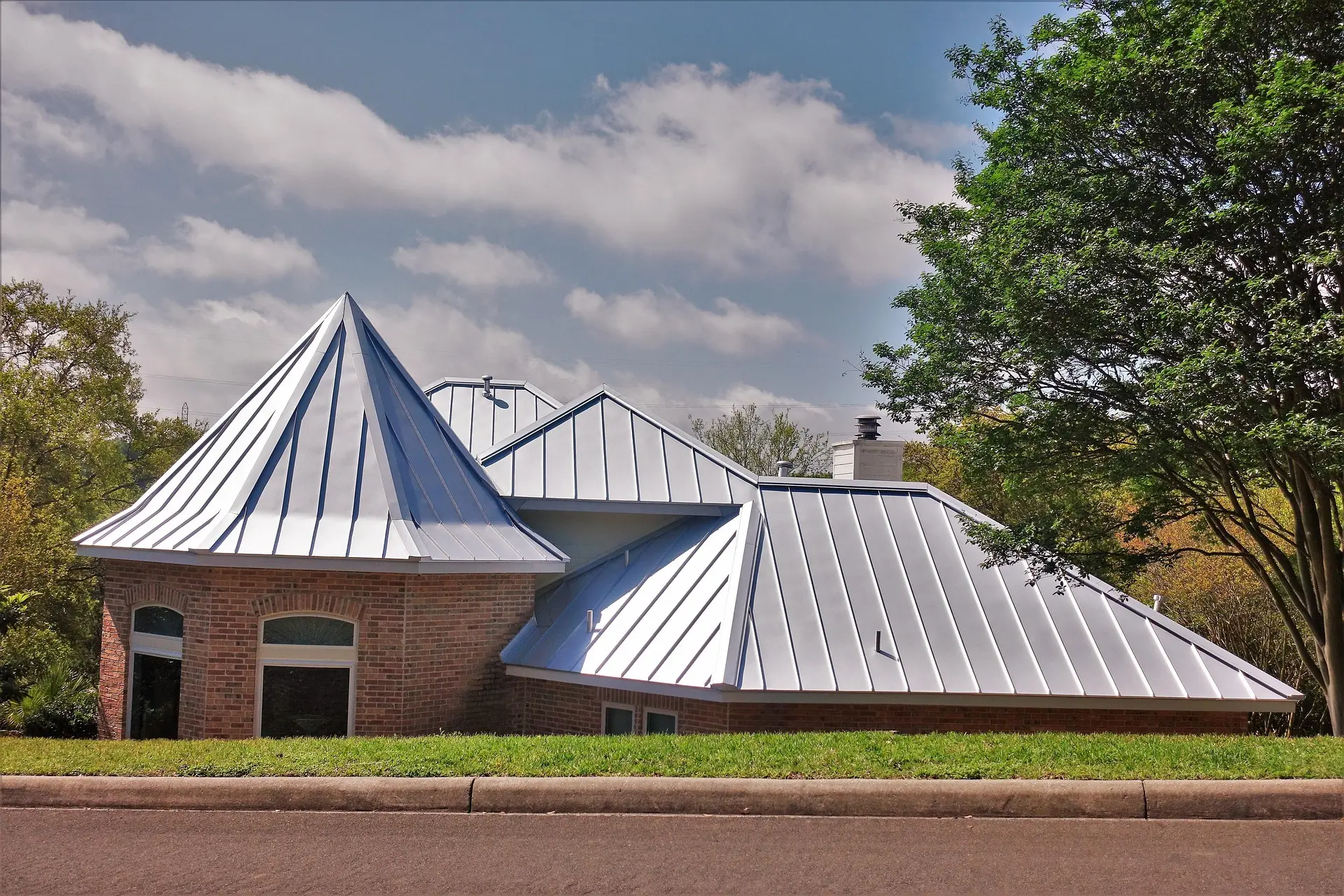 Durable metal roofing installed by Zenic Industries—built to protect against Utah's toughest weather.
